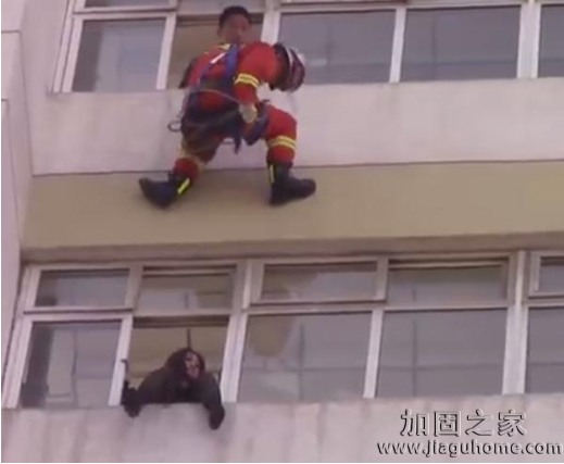 被消防員踹回屋內(nèi)的跳樓輕生美女高中生