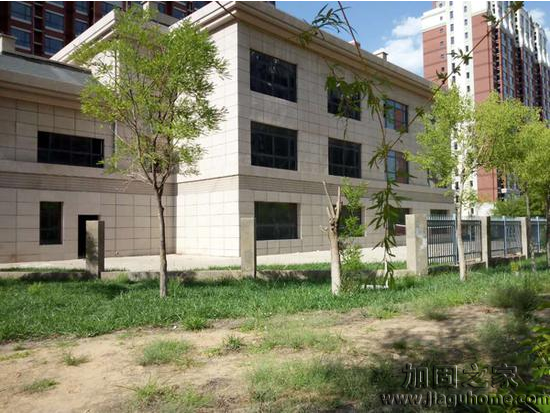 鳳凰新城小區(qū)某公辦性質(zhì)的幼兒園建成已四年，目前還未投入使用，外觀美麗