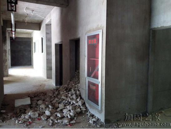 鳳凰新城小區(qū)某公辦性質(zhì)的幼兒園建成已四年，目前還未投入使用，外觀美麗里面卻沒有任何裝修