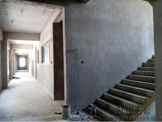 鳳凰新城小區(qū)某公辦性質(zhì)的幼兒園建成已四年，目前還未投入使用，外觀美麗里面卻沒有任何裝修