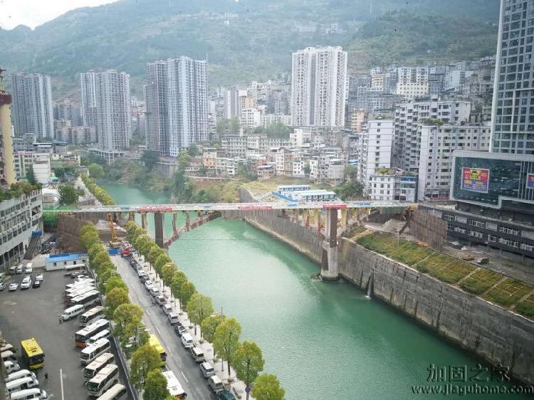 郁江大橋?qū)嵭斜铺幚?，為何不做橋梁加固? width=